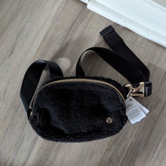 NWT Lululemon Everywhere Belt Bag in Black - Picture 1 of 5